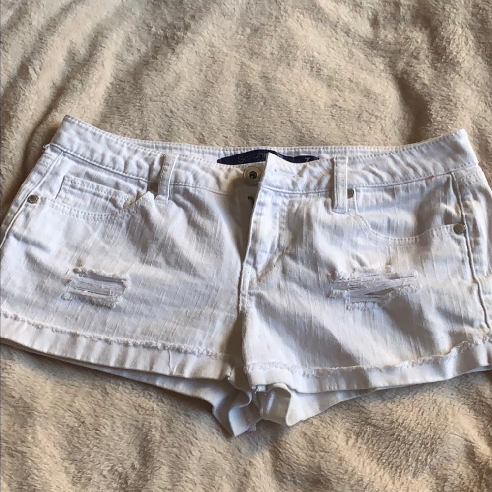 ✨3/$15 or 4/$20✨ White ripped denim shorts